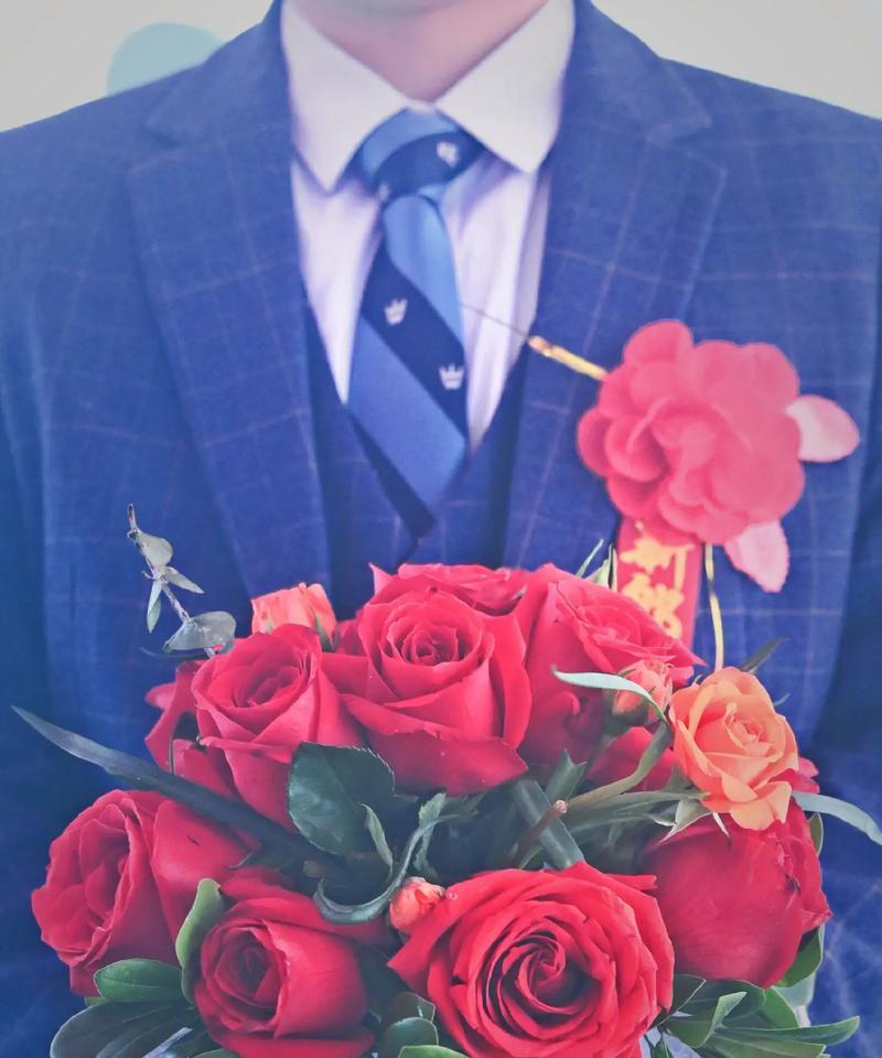 伴郎手持花束象征着什么？伴郎手持花束的寓意是什么？