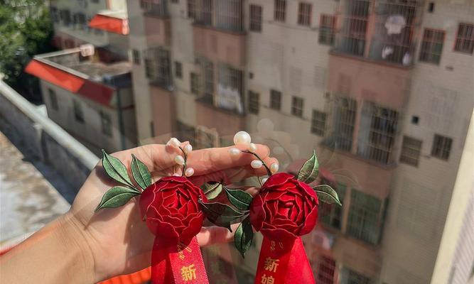 胸针缠花的寓意是什么？胸针上花卉图案的寓意是什么？