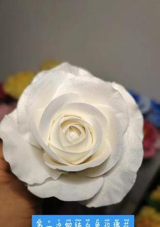 白色手工花代表什么？白色手工花的象征意义是什么？