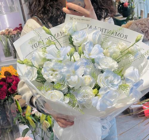 碎冰蓝手捧花代表什么？碎冰蓝花束的寓意是什么？