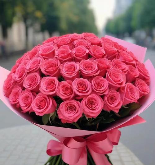 黄金手捧玫瑰花有何特殊含义？它的花语是什么？