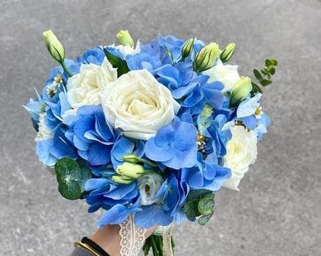伴娘接新娘手捧花代表什么？传统中手捧花的寓意是什么？