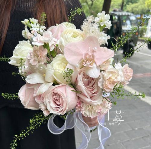 抢到新娘的手捧花寓意着什么？手捧花的花语有哪些？
