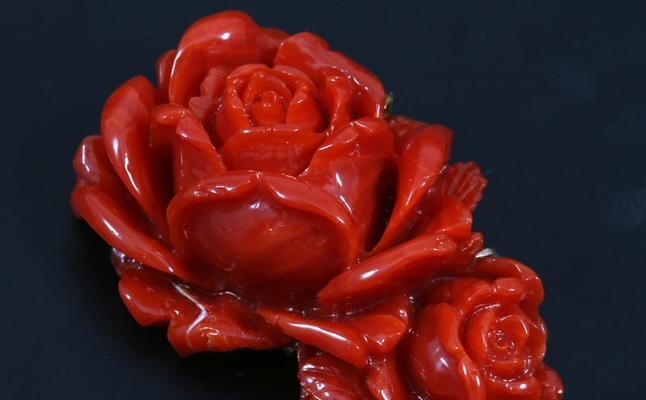 红色牡丹花小胸针代表什么？