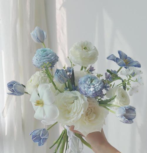 蓝星花和白玫瑰手捧花代表什么？选择它们的正确场合是哪里？