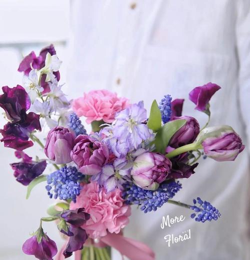 手捧花中白绿蓝紫组合代表什么？