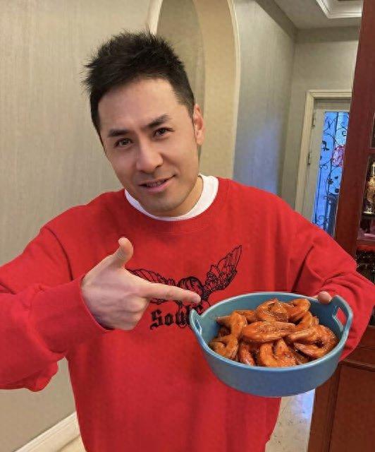 黄征晒自家小院子火了：不养花只种菜，生活安逸令人羡慕